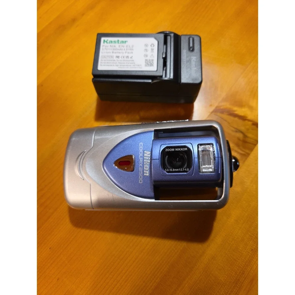 Nikon COOLPIX 2500 Silver Blue 2MP Compact Digital Camera Swivel 3x Nikkor Japan